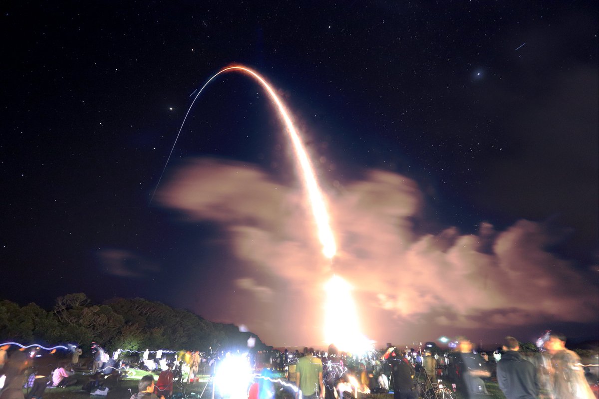 mageshiman1025's tweet photo. #H3F10 #MMX 
軽く画像処理して星空との比較明合成も。
長谷公園はライトが明るいし歩き回ってる人も多かったので星景の露出はこれがギリギリ。
あと、打上げ1分前くらいに撮れればよかったけど雲の流れを見ながらだったからこれも仕方ないか。
左のしし座にいる明るい星は木星で、その右上が火星。 https://t.co/Ddp0OrF3Tg