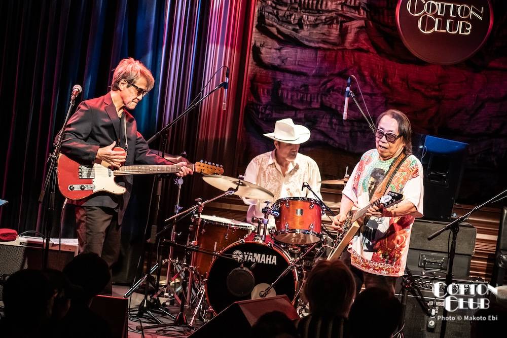 cottonclubjapan's tweet photo. 【𝐿𝐼𝑉𝐸 𝑃𝐻𝑂𝑇𝑂📸】
𝐖𝐄𝐒𝐓 𝐑𝐎𝐀𝐃 𝐁𝐋𝐔𝐄𝐒 𝐁𝐀𝐍𝐃
ウエスト・ロード・ブルース・バンド
2026 9.30 wed.

全ライヴ写真はこちら▶︎https://t.co/5I1Q6U7asP

<Member>
#永井“ホトケ”隆 (g,vo) / @burnet6629
#山岸潤史 (g)
#松本照夫 (ds)
#中條卓 (b) / @nakajorenault

Photo by Makoto Ebi