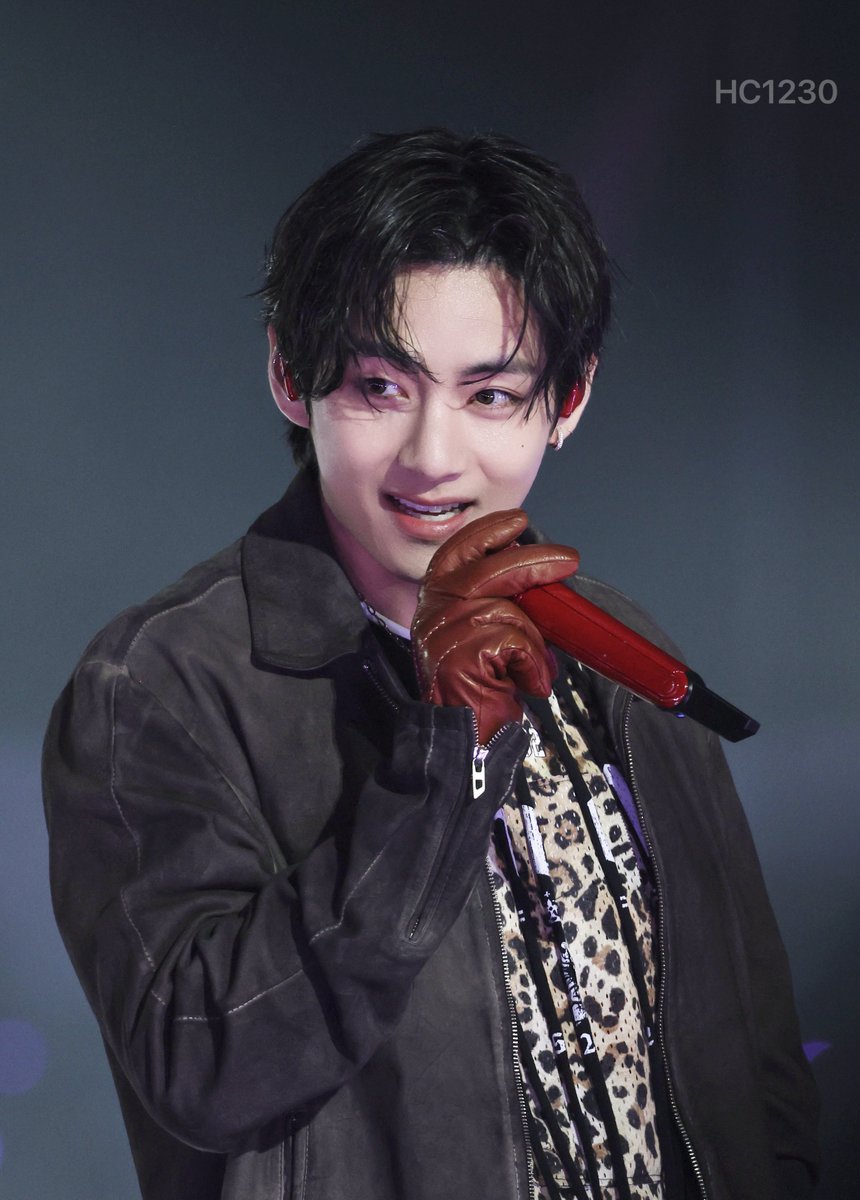 HC1230v's tweet photo. 20261016 Santiago D1 

V SHINES IN CHILE
#V_WORLDTOUR_ARIRANG_SANTIAGO_D1
#KIMTAEHYUNG_WORLDTOUR_ARIRANG https://t.co/sxiQb0NBOz