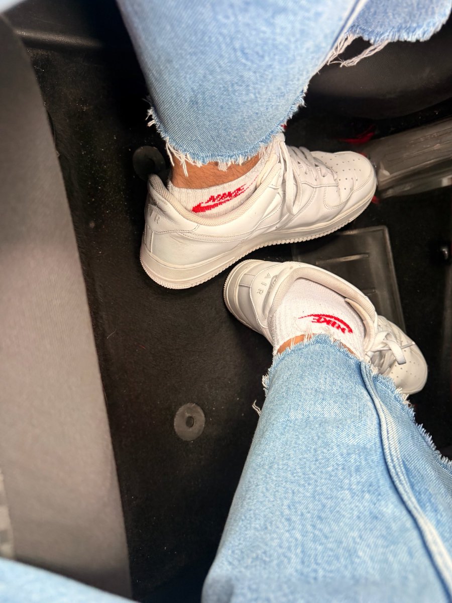 Verdel01Luca's tweet photo. In macchina, calzini Nike bianchi e sneakers pulite.
Chi li vuole leccare prima che arrivi a destinazione? ❤️

#gayfeet #sockfetish #sneakers #piedi #footfetish #nikesocks https://t.co/6vIzPbIbqt