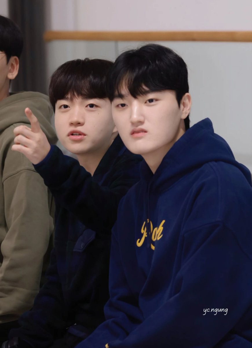 T1keriapics's tweet photo. Keria sees something interesting and you already know shaoye is about to hear all about it. 💙 https://t.co/kNDzTZLt62