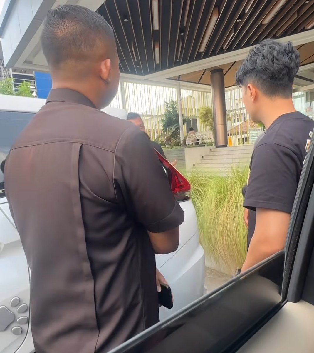 babyyydefff's tweet photo. Mobil kami di hadang, kakaku lagi gendong anaknya 
Ini muka mereka dc dc gajelas yang mau ambil mobil kami
Yogyakarta bener bener gak aman banget 😭 https://t.co/RoC1W4BiHG