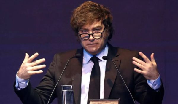 FSustentable's tweet photo. Milei en AOG Patagonia 2026: “Estamos a pocos pasos del millón de barriles diarios” @IAPG_Info 
https://t.co/dUv2vYjQDg https://t.co/RfnsSfZARN