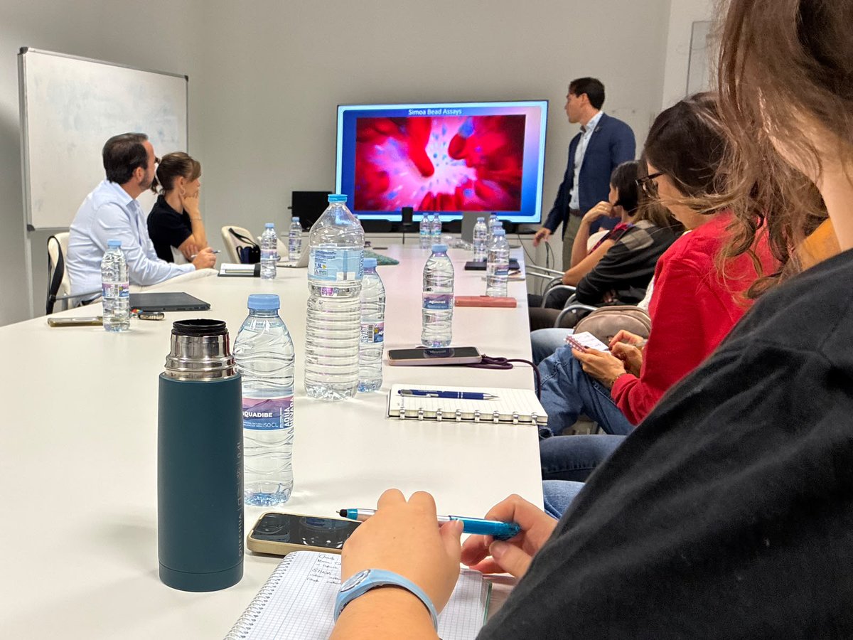 _ibima's tweet photo. 🧬 Hoy hemos celebrado en #IBIMA el seminario sobre la tecnología Simoa® (Quanterix/BIOMOL) para la detección ultrasensible de biomarcadores en sangre y CSF (NfL, GFAP, p-tau).

¡Gracias a los ponentes e investigadores asistentes! 🔬 https://t.co/QukD9UXbdx