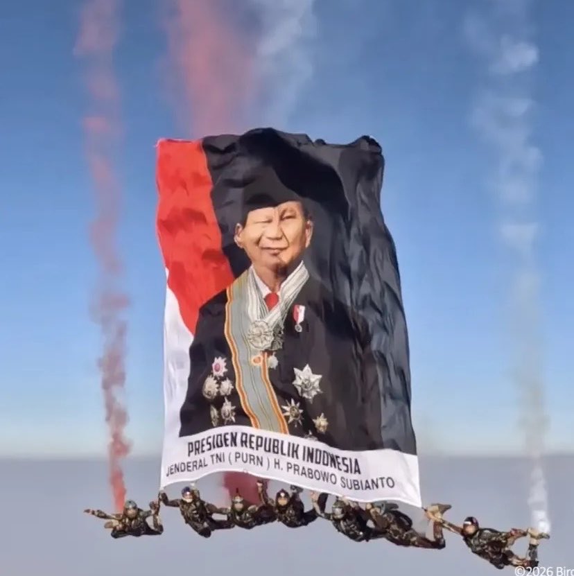ultramenksms's tweet photo. BANNER KRITIK DITURUNIN, BANNER FOTO DITERBANGIN https://t.co/dtUFXtnP3k