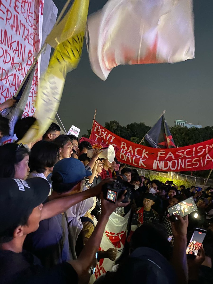 jenostalker's tweet photo. UPDATE DEMO
20/10/2026
18.10 WIB
PEMBACAAN TUNTUTAN | TUGU TANI, JAKARTA

Suara Masnya sampai serak serak 😭😭

panjang umur perjuangan ‼️
saling jaga‼️
STAY SAFE ‼️ https://t.co/5Y0sv1xSKX