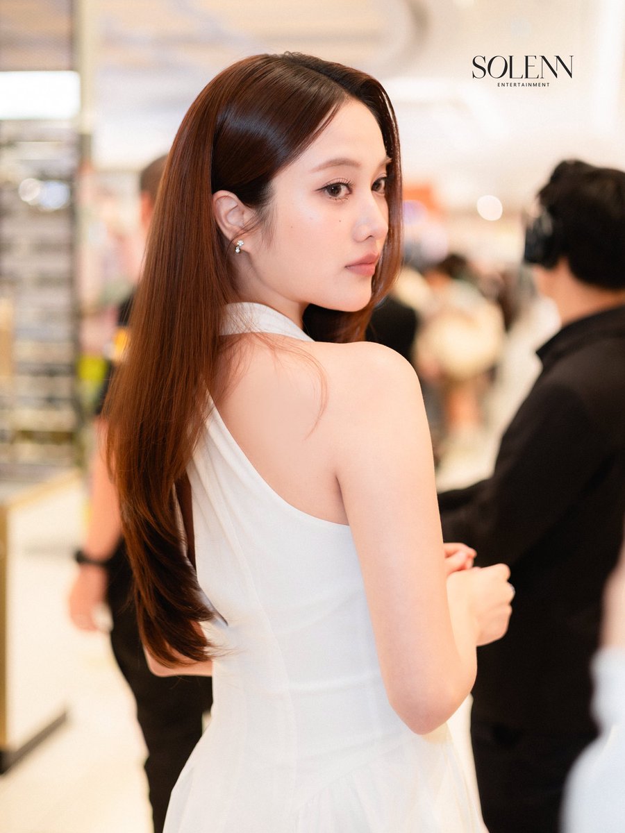 Yofan_whensbdie's tweet photo. The same dress🤓

#ฟรีนเบค #FreenBecky 
#srchafreen #beckysangels https://t.co/ik8PvvnLy6