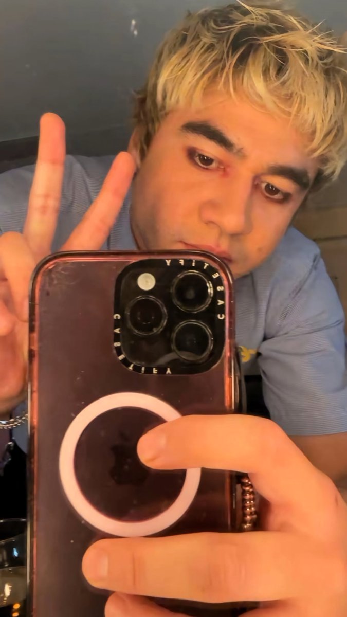 dailycthlovebot's tweet photo. calum's mirror selfies ♡ https://t.co/uczzW9e82i