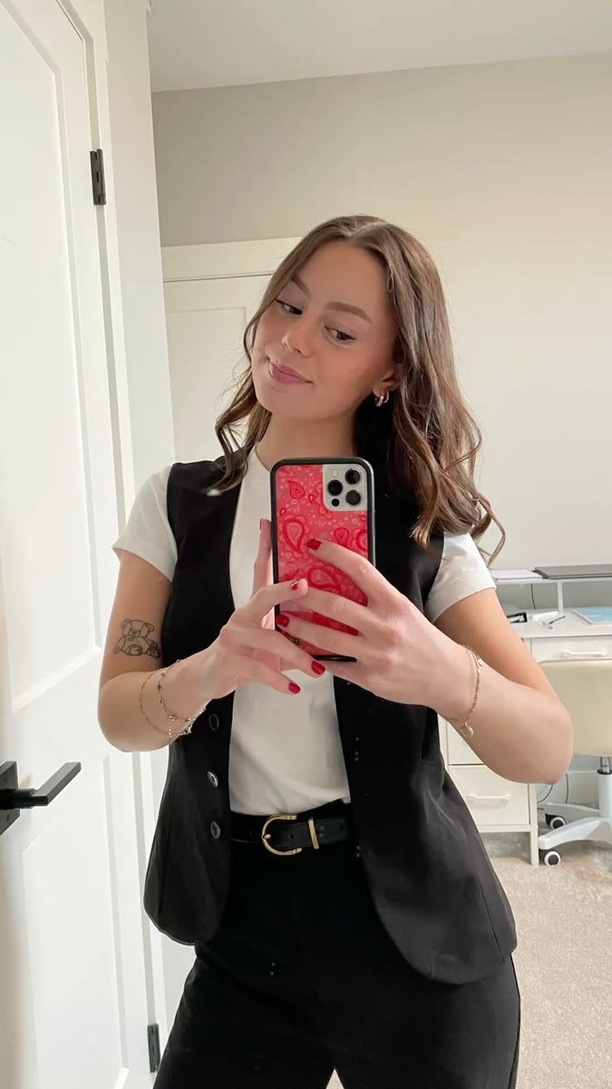 chilionswift's tweet photo. tbh this gimmick doesn't work when she has one of the most iconic and recognisable work attires that people have been recreating in masses for ages https://t.co/wKNnI0WCpG