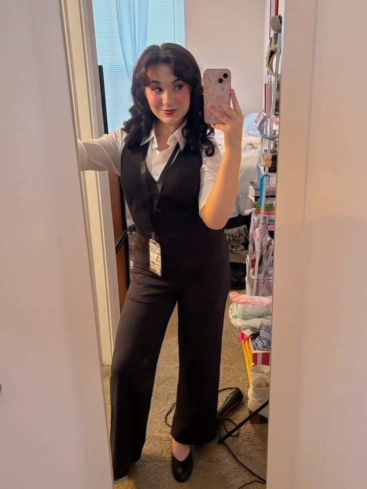 chilionswift's tweet photo. tbh this gimmick doesn't work when she has one of the most iconic and recognisable work attires that people have been recreating in masses for ages https://t.co/wKNnI0WCpG