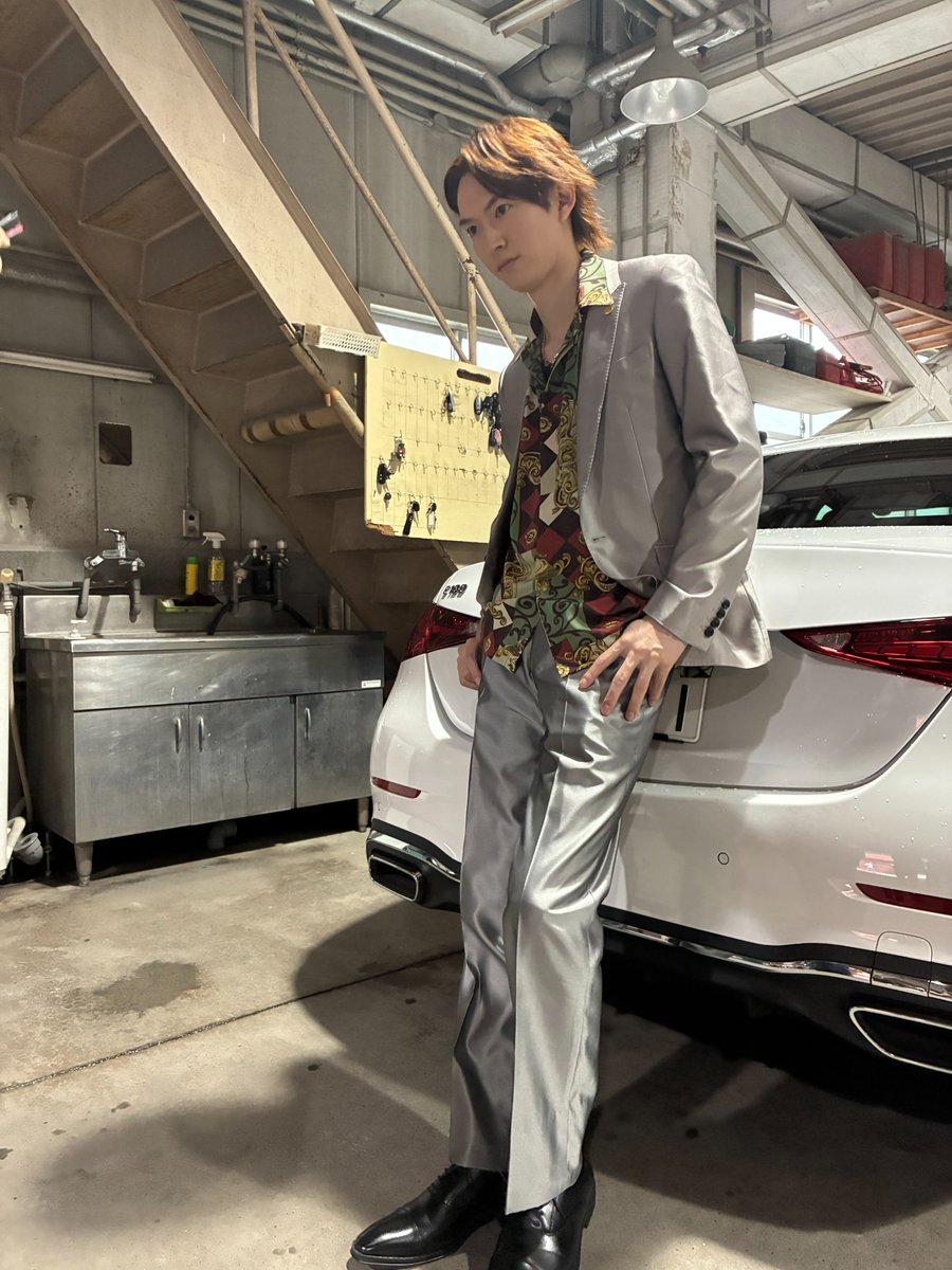 drama_anakoro's tweet photo. 🚗💨━━━━━━━━━
『 #あなたを殺す旅 Season２』😎🔫😎
　📷オフショット📷
━━━━━━━━━━💥🔫

回想シーンのヤクザ時代の片岡オフショット⚡
車に腰掛ける兄貴・・・キマッてます‼😏✨

#若かりし頃の若頭
#銀色スーツも着こなせる
#今も昔も人たらしのアニキ

■━━━━━━━━━━━▢
#FOD にて毎週木曜日20時最新話配信
https://t.co/tsyR16hm2D
▢━━━━━━━━━━━■

#アナコロ #anakoro
#和田雅成
@masanari6
