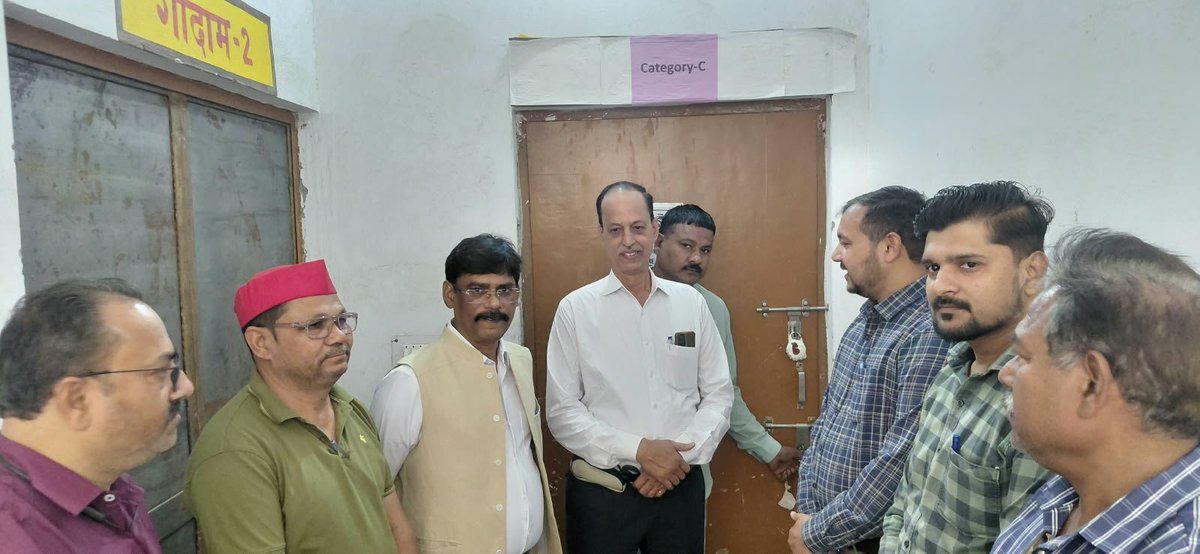 dm_hathras's tweet photo. भारत निर्वाचन आयोग के निर्देशों के अनुपालन में एफएलसी के दौरान खराब पाई गईं ईवीएम एवं वीवीपैट मशीनें ईसीआईएल, हैदराबाद भेजी जाएंगी।

जिला निर्वाचन अधिकारी सत्य प्रकाश पटेल ने राजनीतिक दलों के प्रतिनिधियों की उपस्थिति में वेयरहाउस की सील खुलवाकर निर्धारित प्रक्रिया के तहत पंजिका पर हस्ताक्षर किए। पूरी कार्यवाही पारदर्शिता एवं आयोग के दिशा-निर्देशों के अनुरूप संपन्न हुई।

इस दौरान भाजपा के सुनील वर्मा एडवोकेट, सपा के अजय सिकरवार एवं आप के राकेश कुमार गौतम सहित संबंधित अधिकारी उपस्थित रहे।

@ECISVEEP @SpokespersonECI @ceoup @InfoDeptUP @Deo_Hathras

#ECI #Hathras #निर्वाचन2026