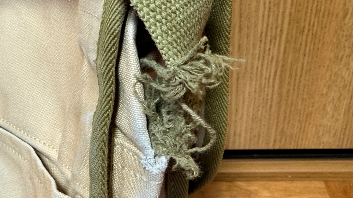 kokuzoh108's tweet photo. 数年前に買った #一澤信三郎帆布 さんの鞄。ショルダーバンドの付け根が擦り切れてたので、WEBでバンドの取替えを依頼。後日電話がきて「バンドは交換をしないで、擦り切れた部分を詰めて縫い直せます」とのこと。そして本体付け根部分の補強まで提案戴く。丁寧な対応に感動。末永く使わせて戴きます。 https://t.co/q4ibj2lSVe