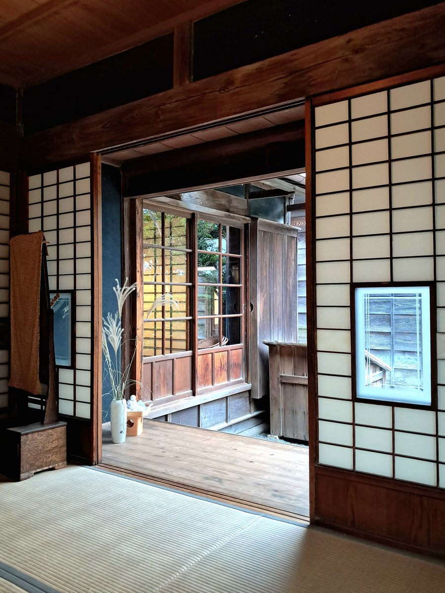 nobuyo5696's tweet photo. 千葉県浦安市の郷土博物館がすごすぎた。今でこそ浦安＝某夢の国だけど昔は海苔や貝で生計を立てる漁村だったそうで、当時の村が再現されてるの。驚くのが、実際に人が住んでた長屋や商店を家財道具含めそのまま移築してること。りあるタイムスリップ。そしてなんと入場無料。どうなってるんこの町... https://t.co/SsEklRt0PR