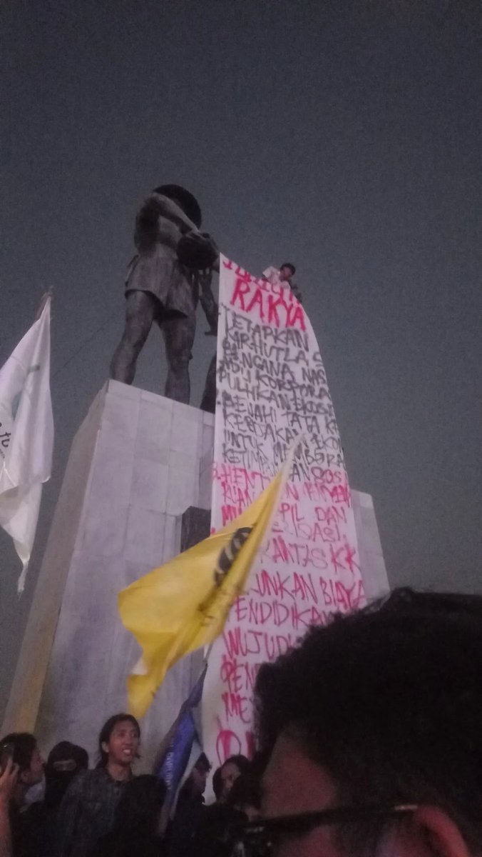 inipiian_'s tweet photo. update 

mahasiswa saat ini sedang membacakan tuntutan rakyat di tugu tani 

panjang umur perjuangan ✊ https://t.co/j5OKodsRMG