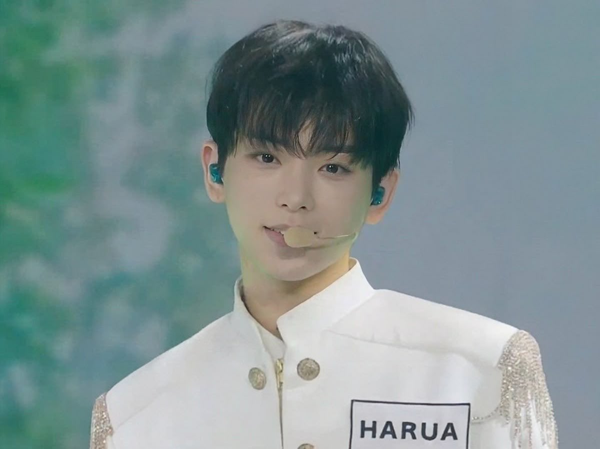 hauurung's tweet photo. 항상 나무위키 데뷔 전 항목 보면 울게 됨
루아한테 연습생 시절이란 다시는 돌아가고 싶지 않은 시절인 게 너무 마음이 아리고 그도 그럴만한 게 매일 스트레스받으면서 연습하고 도망치고 싶어도 혼자 한국에 온 거였고 버팀목조차도 없었다고 함 데뷔해 줘서 너무 고마움… https://t.co/QKCFDnkh19