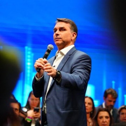 NewsLiberdade's tweet photo. 🚨URGENTE - Pesquisa para presidente Real Time Big Data

🟢Flávio Bolsonaro - 52%
🔴Lula - 48% https://t.co/SfKQpSo4WJ