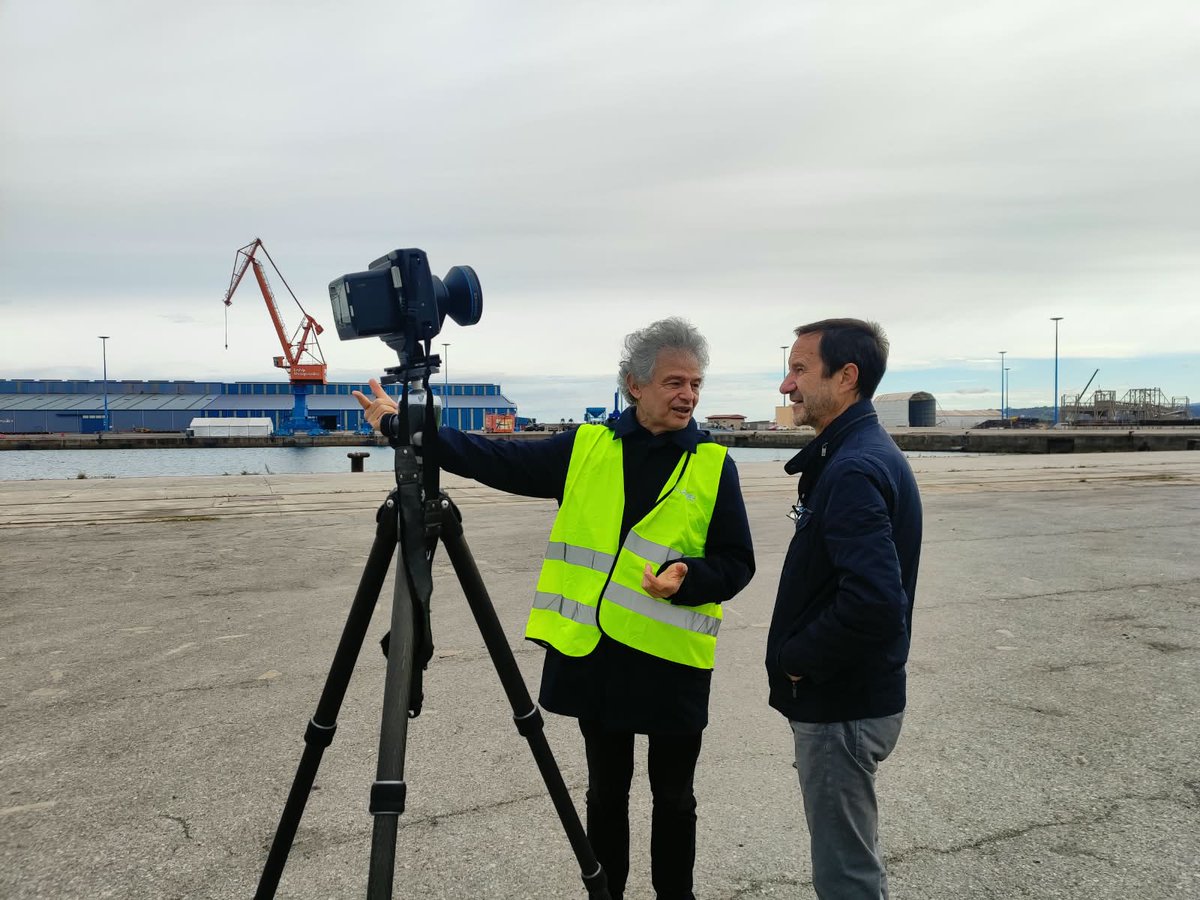 LABoral's tweet photo. ¡Arranca "Miradas al Puerto"! Un taller de fotografía impartido por José Manuel Ballester y organizado por LABoral y @PuertodeGijon.

Los resultados podrán verse a partir del 5 de noviembre en la Sala de la Antigua Rula. 🗓️ https://t.co/zC5oBamkDc