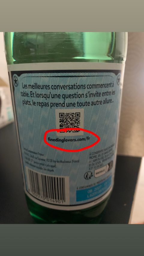 eni_kao's tweet photo. [Feun] Quand #SanPellegrino de trompe dans son URL... Au lieu de https://t.co/iZsaYMuuYz, c'est une autre adresse qui a été imprimée. 
Un petit plaisantin a réservé le nom de domaine et... 🐾 https://t.co/7sIjh3BLHx