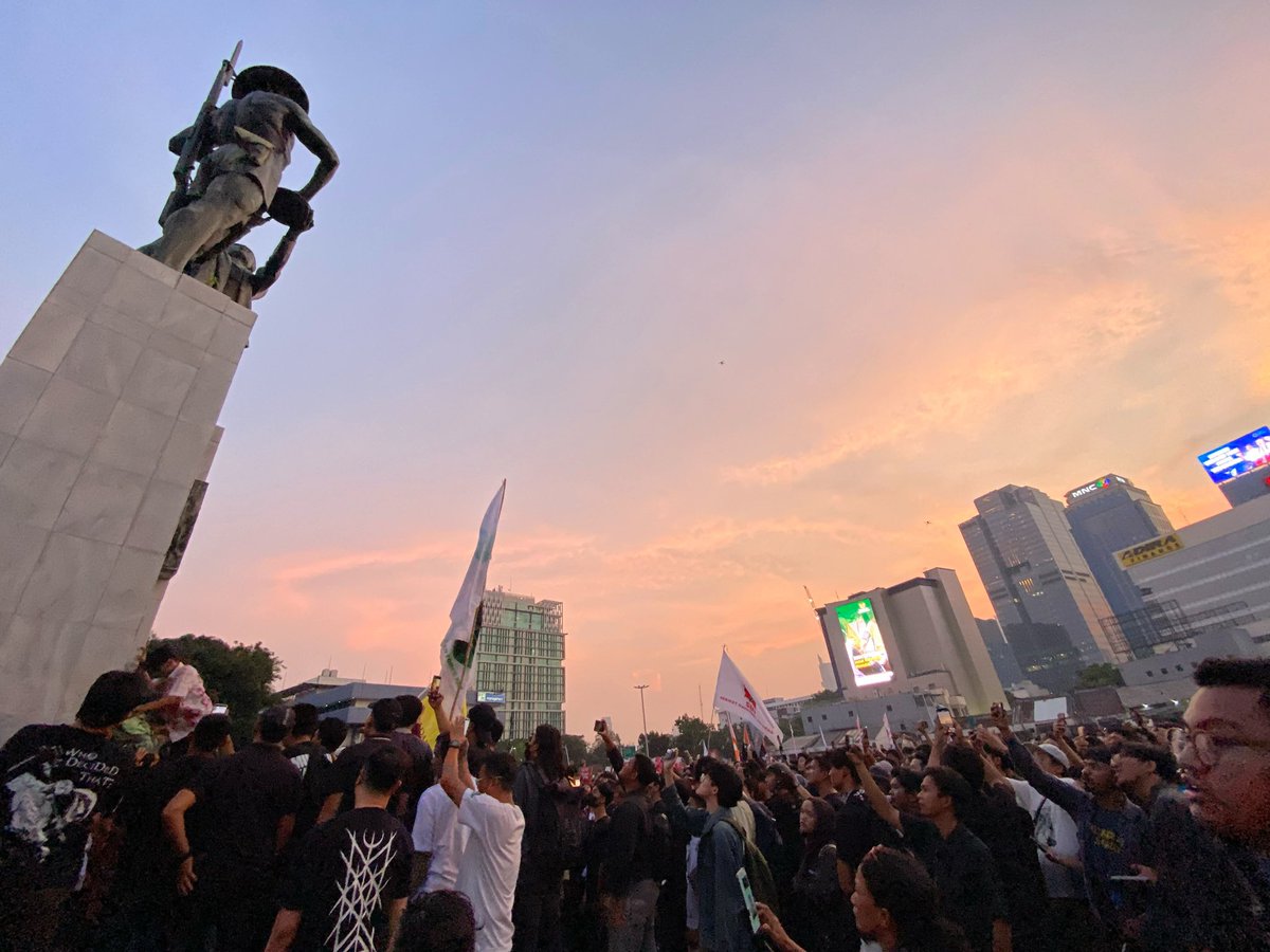 sosmedkeras's tweet photo. UPDATE DEMO
20/10/2026
17.51 WIB
TUGU TANI, JAKARTA https://t.co/JEIaIn09of