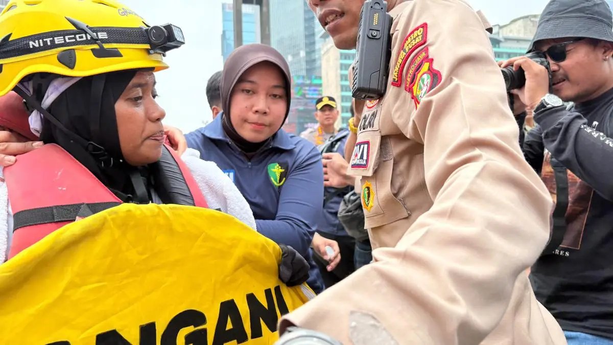 LambeSahamjja's tweet photo. 11 orang anggota greenpeace yang dibawa polisi sempat bakal di tes urine

tim hukum greenpeace bilang itu tidak perlu

karena menurut mereka di uu narkotika tes urine hanya boleh untuk pengguna atau yang tertangkap tangan pakai narkotika

jeany bilang tidak ada temannya yang pakai narkotika

katanya akhirnya tes urine tidak dilakukan

mereka sempat dibawa ke unit keamanan negara, lalu dipindah ke unit kriminal umum

soal aksinya
enam pemanjat, dua di antaranya perempuan, punya kemampuan khusus untuk memasang baliho di tempat tinggi

aksi dimulai sejak subuh, sengaja saat orang masih tidur demi keselamatan mereka

baliho kuning berisi keresahan soal naiknya biaya hidup, krisis iklim, dan kebakaran hutan dan lahan

terbentang jelas sekitar pukul 06.00 wib, tapi hanya 30 menit karena polisi minta segera dicopot