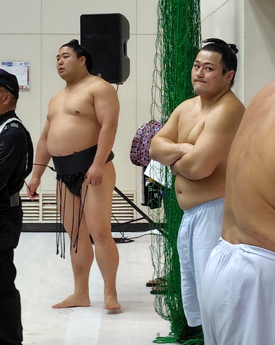 asuka_fir's tweet photo. #朝翠龍 関の取組。終わるのを待つ #長内 さん。下がりでぴろぴろ遊ぶ #若元春 関を撮るふりしたけど、完全にバレてる💦
朝翠龍関の稽古回しを外に干しに行くところにばったり。長いからびらんってなっちゃう。
付け人のお仕事中
#明石場所 https://t.co/fvyOqZ7qFE