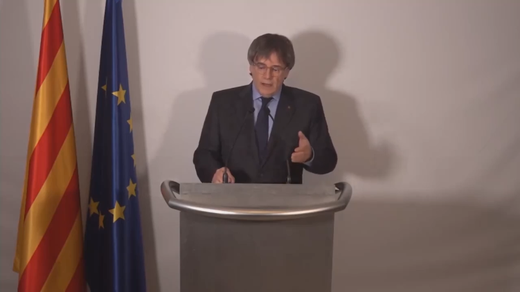 veintimillapie's tweet photo. Los privilegios que tendrá Puigdemont al volver a España: 70.385 de sueldo, chófer, escolta y un despacho con tres asesores https://t.co/X1ARmaSXyJ