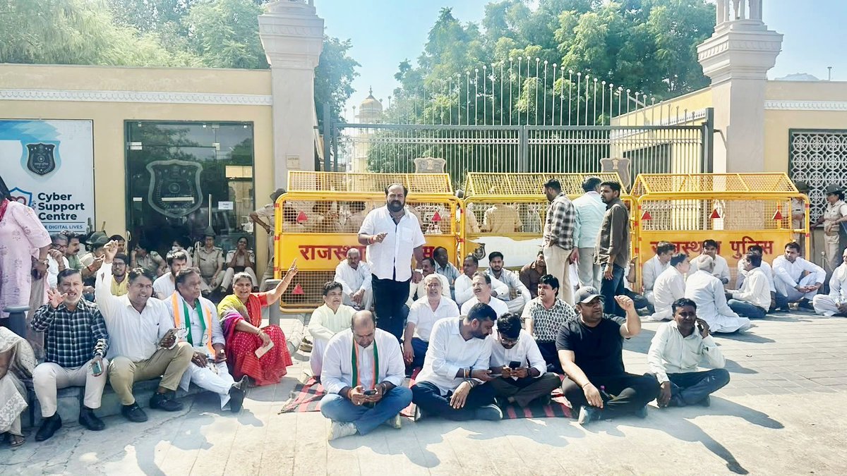 VicharVyas's tweet photo. प्रदेश की बेटी को न्याय दिलाने की लड़ाई में l📍 पुलिस कमिश्नरेट, जयपुर
#JusticeForRituBarala #Rajasthan
जयपुर कमिश्नर को ढूंढकर लाओ!
जयपुर कमिश्नर भगोड़ा है! @RahulGandhi @GovindDotasra @TikaRamJullyINC #savedemocracy 🇮🇳 #WeneedFaircountry https://t.co/RZdHPHRMnk