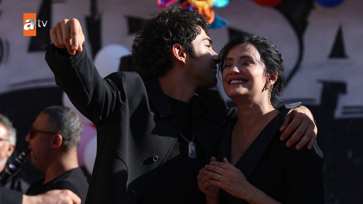 altiustuistdizi's tweet photo. Aile… ❤️🌹

Altı Üstü İstanbul yeni bölümüyle Pazartesi 20.00’de atv’de!
#AltıÜstüİstanbul @atvcomtr https://t.co/TqcY29F6Zm