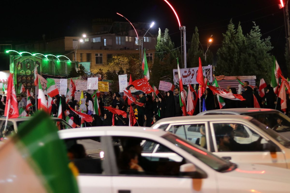 nazaninsharifp2's tweet photo. سنگر خیابان را حفظ می‌کنیم برای اینکه خیابان بخشی از تاریخ زنده ایران است و ما در ساختن فصل تازه آن سهم داریم https://t.co/E8bVcz0Udn