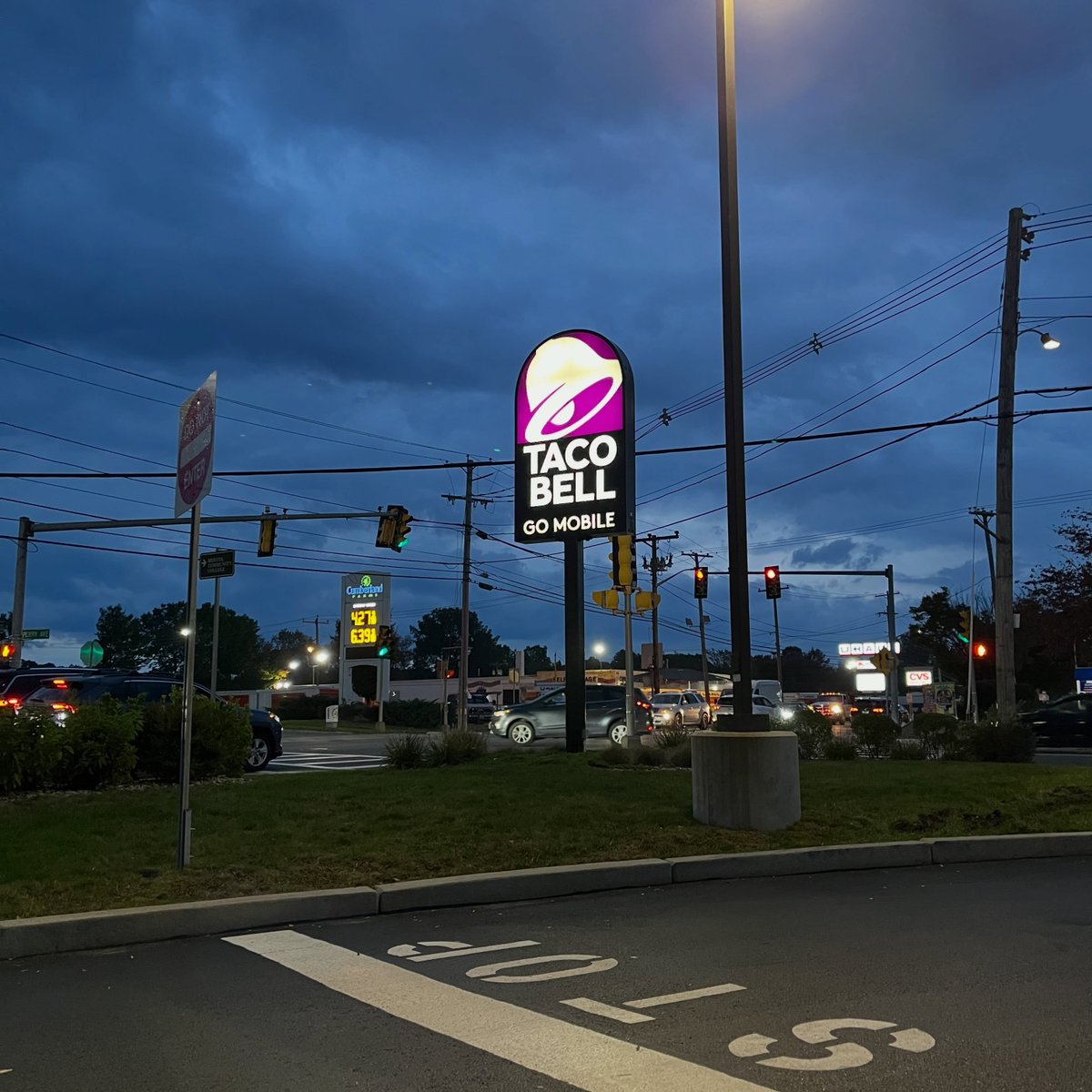 otakyosuke6x's tweet photo. What better way to kick off Friday Eve than with a sampler—a Taco Bell burrito flight! One flight, everyone knows the rules. Tried and true, always there when you need it. How will the scores land? Swipe through! https://t.co/dpdl14r7y8