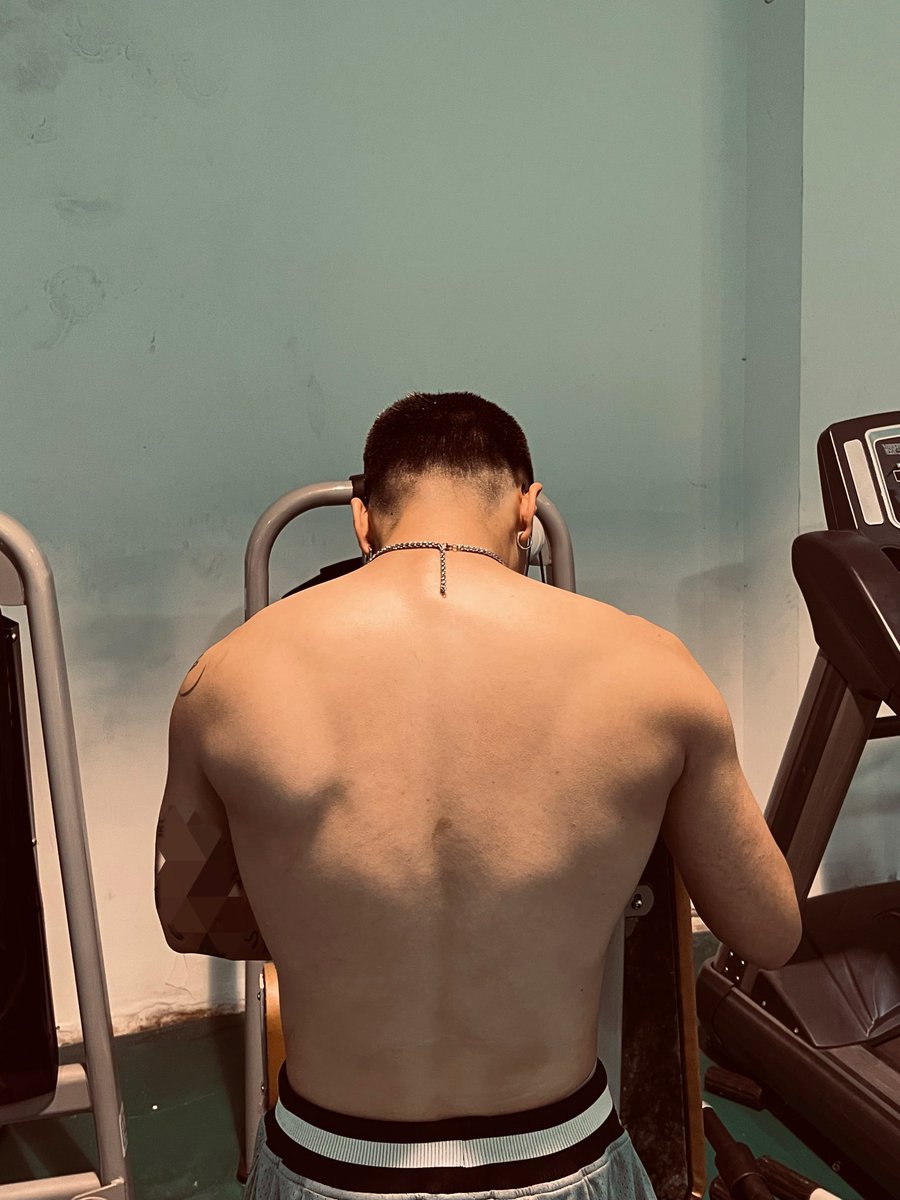 Simhxiaosi's tweet photo. 下次你出门给我带上呗 我能当折叠床 https://t.co/eZ75uXFfrV