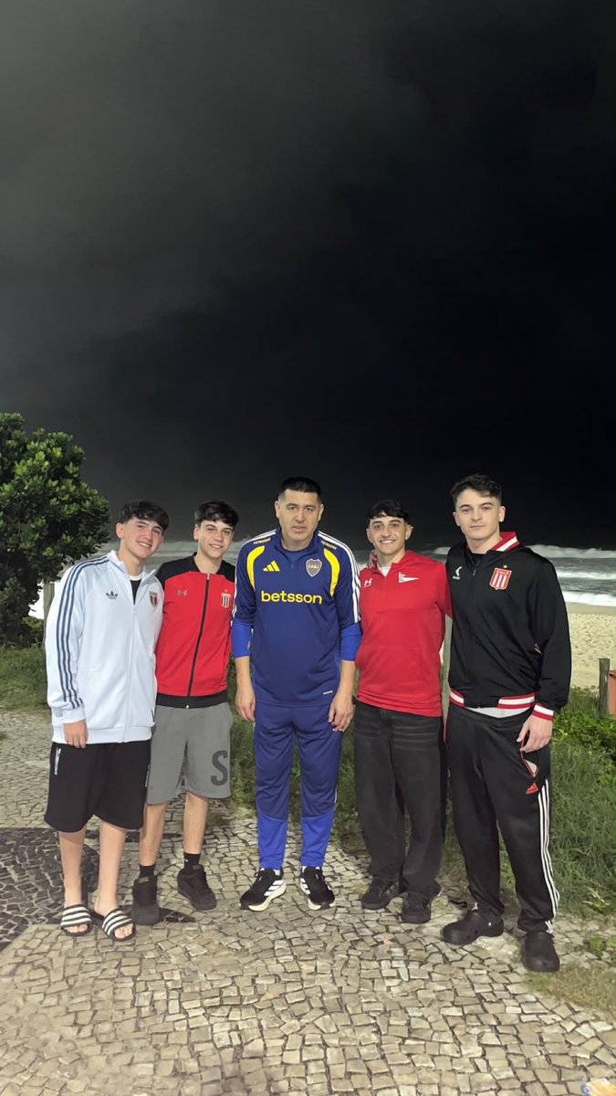 porqueTTarg's tweet photo. "Riquelme"

Porque se puso los joggings de Boca al revés al salir a caminar por Río de Janeiro. https://t.co/Wem19luzwI