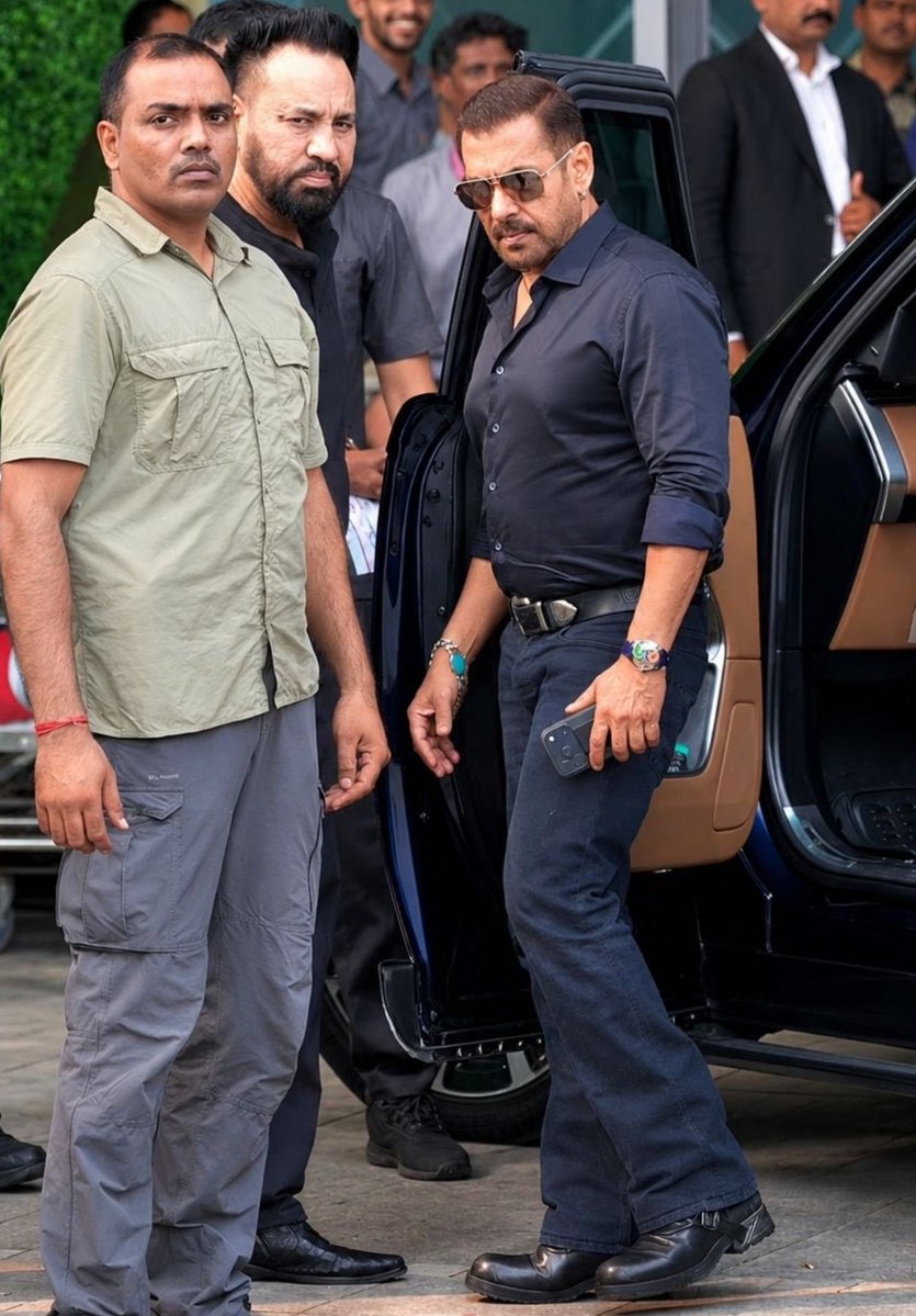 WakashKhan10's tweet photo. #SalmanKhan - An absolute epitome of Swag and Aura. 🔥💥 https://t.co/64kY0O6bNA