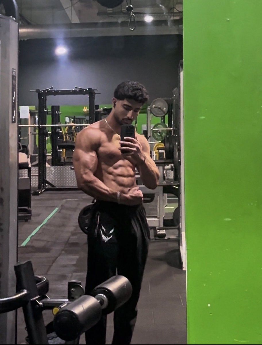 AlphaxMahdi's tweet photo. All Natural 🦍👑 https://t.co/XFMe24tgLi