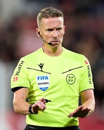 StakeFootball's tweet photo. 🚨🚨| BREAKING: Hernández Hernández will NOT referee El Clásico! ❌

He was initially selected by the Referees Committee, but after his appointment was leaked, José Mourinho reportedly objected, leading to the decision to remove him from the match.

[@marca] https://t.co/Yq8Wh9z5K5