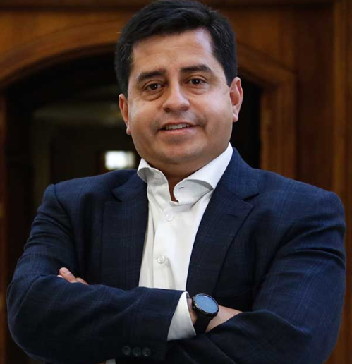 HQGatica's tweet photo. Este es Pedro Araya del PPD, ejercía como presidente de la Comisión de Constitución, pero votó siempre con la derecha y en contra de su sector.
Fue tanto la incomodidad por su accionar desleal y traidor, que lo sacaron cagando.  
Fue reemplazado por Vlado Mirosevic (Liberal) https://t.co/ACkf4Xx11F