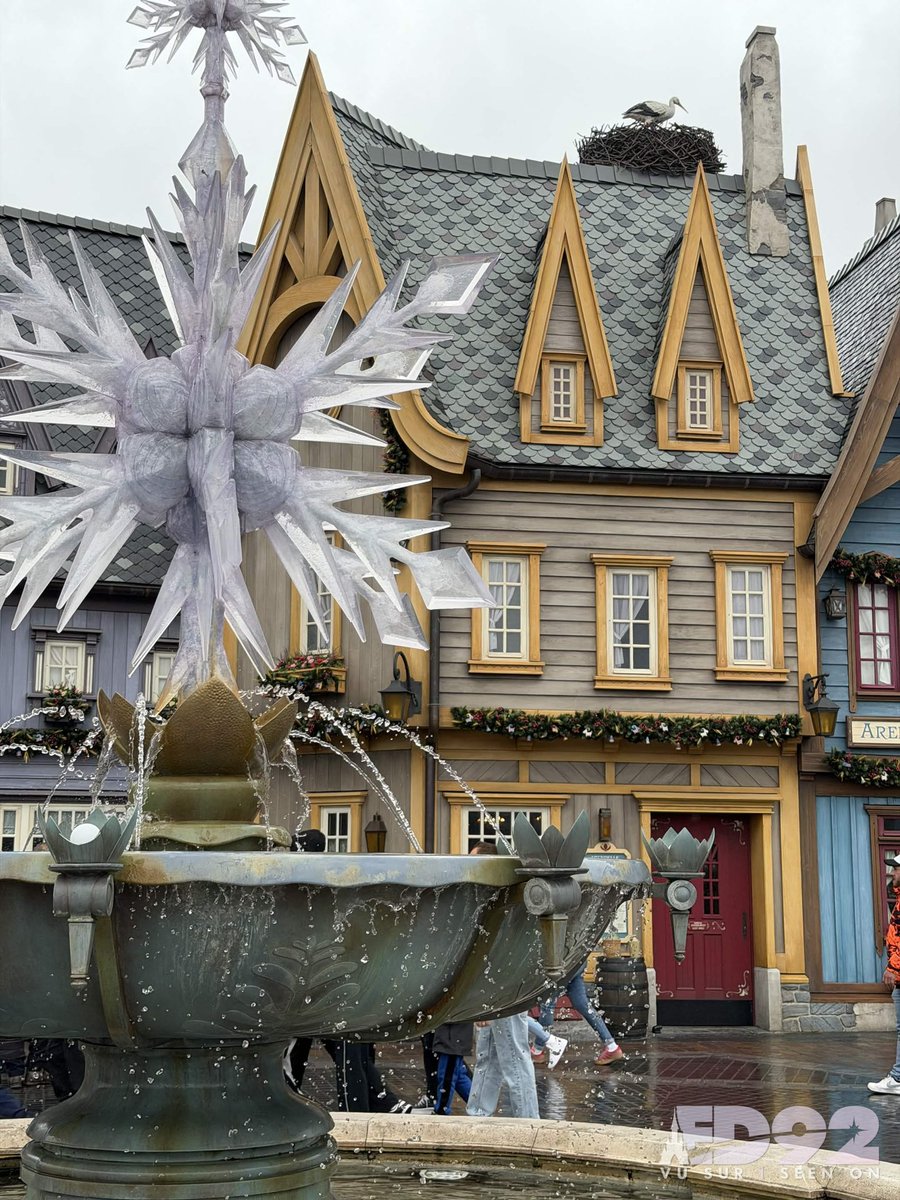 ED92Magic's tweet photo. For the first time in forever, Arendelle is getting ready for its first Christmas 
❄️🎄❄️
Decorations are appearing around World of Frozen

#DisneyAdventureWorld #WorldofFrozen https://t.co/xkpiQTMlu6
