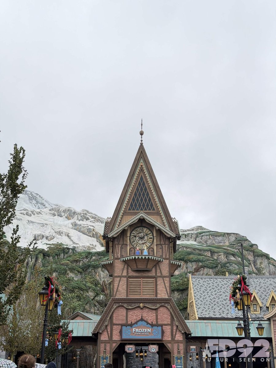 ED92Magic's tweet photo. For the first time in forever, Arendelle is getting ready for its first Christmas 
❄️🎄❄️
Decorations are appearing around World of Frozen

#DisneyAdventureWorld #WorldofFrozen https://t.co/xkpiQTMlu6