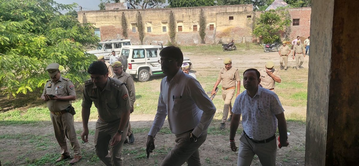 dm_hathras's tweet photo. विधान परिषद शिक्षक एवं स्नातक निर्वाचन-2026 के दृष्टिगत जिलाधिकारी/जिला निर्वाचन अधिकारी सत्य प्रकाश पटेल ने गौरी शंकर हिंदू इंटर कॉलेज में बनाए गए मतदान बूथों का निरीक्षण कर व्यवस्थाओं का जायजा लिया।

▪️ प्रकाश व्यवस्था एवं साफ-सफाई दुरुस्त रखने
▪️ प्रवेश एवं निकासी के समुचित प्रबंध
▪️ मतदाताओं एवं मतदान कार्मिकों हेतु आवश्यक     सुविधाएं सुनिश्चित करने
▪️ निर्वाचन आयोग के दिशा-निर्देशों का कड़ाई से अनुपालन करने के निर्देश दिए।

स्वतंत्र, निष्पक्ष एवं पारदर्शी निर्वाचन संपन्न कराना प्रशासन की सर्वोच्च प्राथमिकता है।

@ECISVEEP @SpokespersonECI @ceoup @InfoDeptUP @Deo_Hathras

#eci #ecisveep #Hathras #निर्वाचन2026 #जिला_प्रशासन_हाथरस #हाथरस #dmhathras