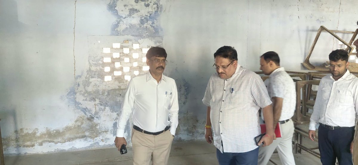 dm_hathras's tweet photo. विधान परिषद शिक्षक एवं स्नातक निर्वाचन-2026 के दृष्टिगत जिलाधिकारी/जिला निर्वाचन अधिकारी सत्य प्रकाश पटेल ने गौरी शंकर हिंदू इंटर कॉलेज में बनाए गए मतदान बूथों का निरीक्षण कर व्यवस्थाओं का जायजा लिया।

▪️ प्रकाश व्यवस्था एवं साफ-सफाई दुरुस्त रखने
▪️ प्रवेश एवं निकासी के समुचित प्रबंध
▪️ मतदाताओं एवं मतदान कार्मिकों हेतु आवश्यक     सुविधाएं सुनिश्चित करने
▪️ निर्वाचन आयोग के दिशा-निर्देशों का कड़ाई से अनुपालन करने के निर्देश दिए।

स्वतंत्र, निष्पक्ष एवं पारदर्शी निर्वाचन संपन्न कराना प्रशासन की सर्वोच्च प्राथमिकता है।

@ECISVEEP @SpokespersonECI @ceoup @InfoDeptUP @Deo_Hathras

#eci #ecisveep #Hathras #निर्वाचन2026 #जिला_प्रशासन_हाथरस #हाथरस #dmhathras