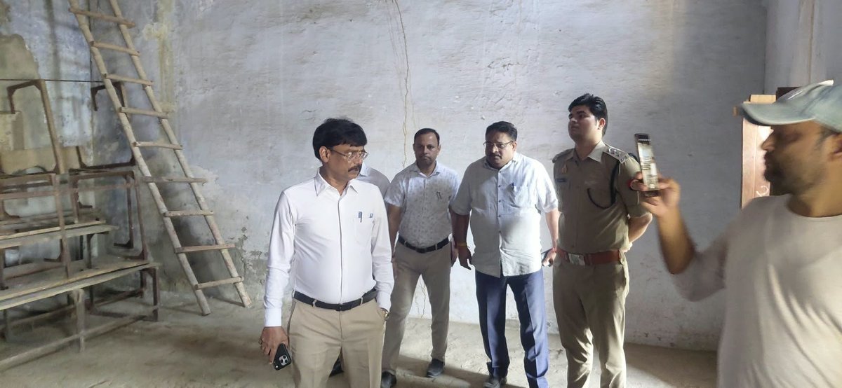dm_hathras's tweet photo. विधान परिषद शिक्षक एवं स्नातक निर्वाचन-2026 के दृष्टिगत जिलाधिकारी/जिला निर्वाचन अधिकारी सत्य प्रकाश पटेल ने गौरी शंकर हिंदू इंटर कॉलेज में बनाए गए मतदान बूथों का निरीक्षण कर व्यवस्थाओं का जायजा लिया।

▪️ प्रकाश व्यवस्था एवं साफ-सफाई दुरुस्त रखने
▪️ प्रवेश एवं निकासी के समुचित प्रबंध
▪️ मतदाताओं एवं मतदान कार्मिकों हेतु आवश्यक     सुविधाएं सुनिश्चित करने
▪️ निर्वाचन आयोग के दिशा-निर्देशों का कड़ाई से अनुपालन करने के निर्देश दिए।

स्वतंत्र, निष्पक्ष एवं पारदर्शी निर्वाचन संपन्न कराना प्रशासन की सर्वोच्च प्राथमिकता है।

@ECISVEEP @SpokespersonECI @ceoup @InfoDeptUP @Deo_Hathras

#eci #ecisveep #Hathras #निर्वाचन2026 #जिला_प्रशासन_हाथरस #हाथरस #dmhathras