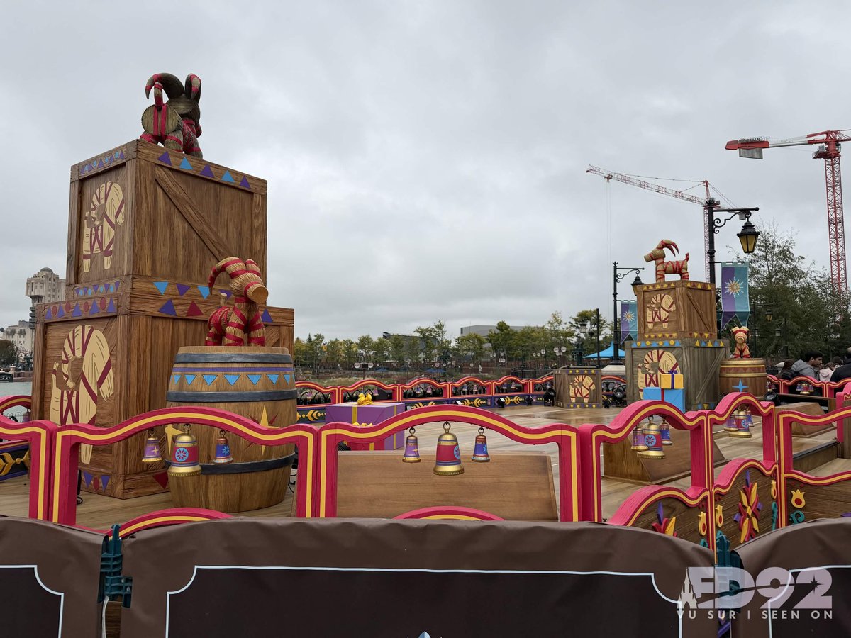 ED92Magic's tweet photo. A closer look at the stage area at World of Frozen
This is where the Arendelle Carolers will likely perform this Christmas season ❄️ https://t.co/buFKBE4dvo