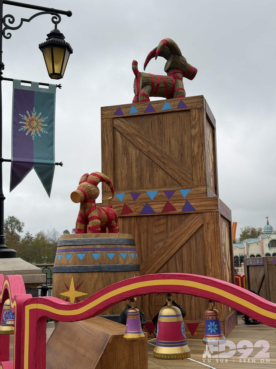 ED92Magic's tweet photo. A closer look at the stage area at World of Frozen
This is where the Arendelle Carolers will likely perform this Christmas season ❄️ https://t.co/buFKBE4dvo