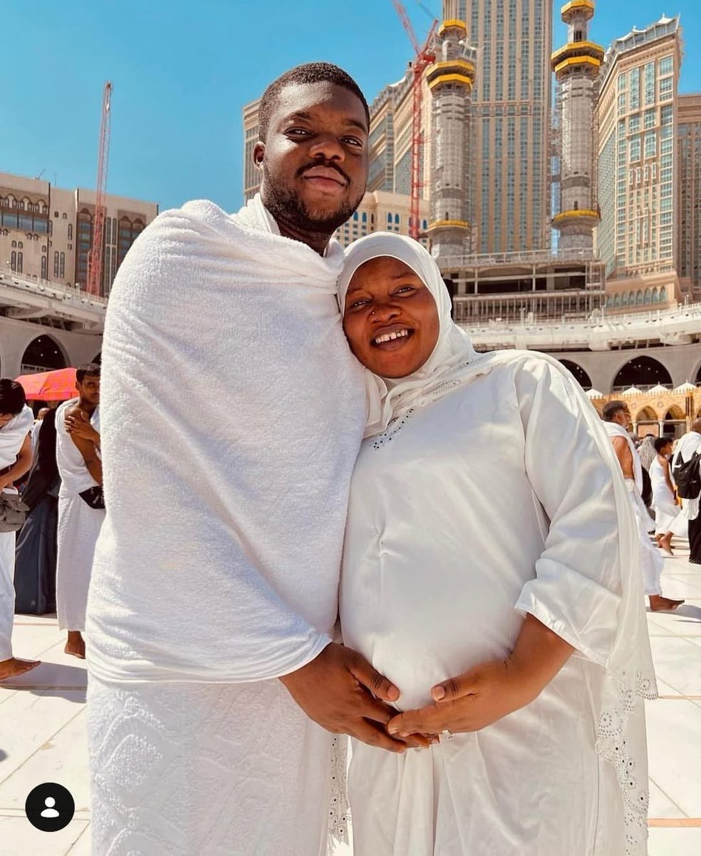 _hapilee's tweet photo. D’Cute Abiola sharing a kiss with his partner in Mekkai, Abi my eyes are deceiving me? https://t.co/QufXnHFbsh