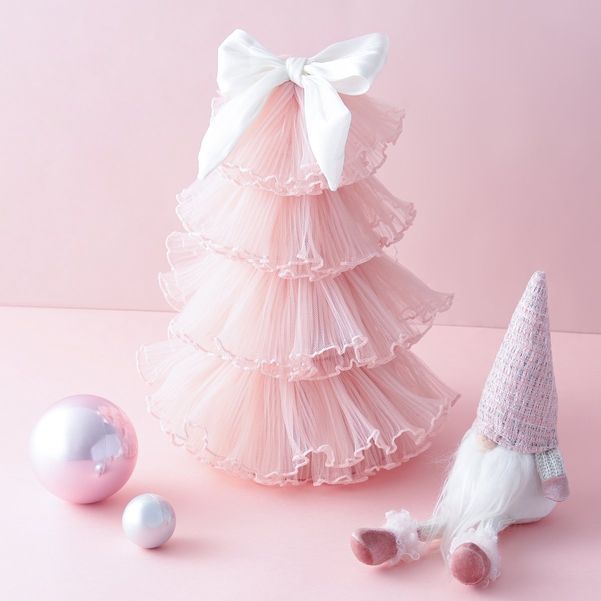 Francfranc_web's tweet photo. ふんわりチュールとリボンがかわいい
新作のデスクトップツリーです🦄🎀

やわらかい雰囲気でインテリアにも合わせやすいクリスマスツリーです🎄お気に入りのアイテムを見つけて、クリスマスの飾り付けを楽しんでね🪄
　
https://t.co/vZE5k3bwGs https://t.co/AfdLxzmpvK