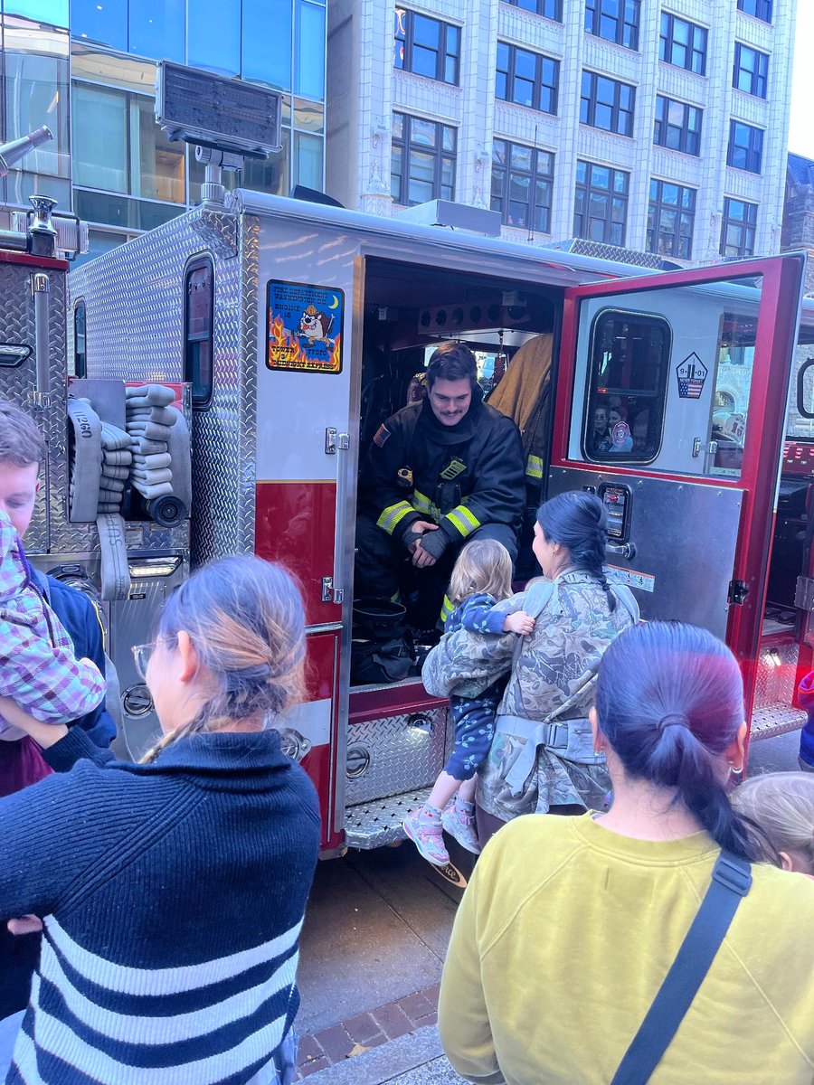 dcpl's tweet photo. 🚒❤️ A BIG thank you to Engine Company 16 of DC Fire and EMS for stopping by MLK Library for a special Fire Safety Program! Thanks for all you do to keep DC safe! https://t.co/sC5RVgU2Ls