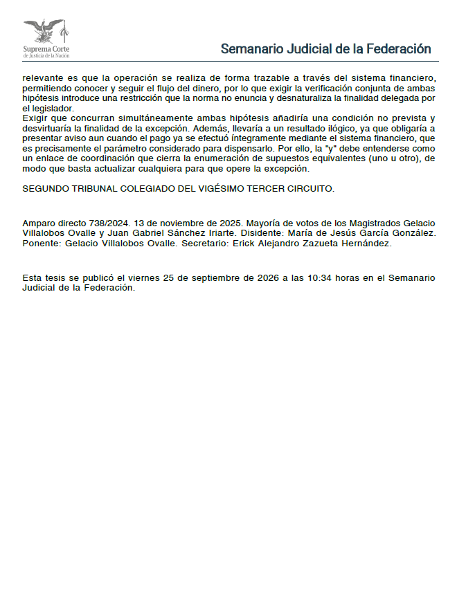 ERoqueH's tweet photo. En prevención de lavado de dinero, una excepción normativa no puede convertirse por interpretación en una obligación adicional. Si la regla prevé dos supuestos alternativos para exceptuar el aviso por la primera venta de un inmueble, exigir que ambos concurran simultáneamente altera el contenido de la norma.
IDENTIFICACIÓN TÉCNICA DEL CRITERIO
Órgano emisor: Segundo Tribunal Colegiado del Vigésimo Tercer Circuito | Época: Duodécima | Materia: Administrativa | Fuerza obligatoria: Tesis aislada | Tesis: XXIII.2o.1 A (12a.) | Registro digital: 2032645 | Publicación: 25/09/2026.
SÍNTESIS NORMATIVA
El Tribunal Colegiado interpretó el artículo 27 Bis, fracción III, incisos a) y b), de las Reglas de carácter general a que se refiere la LFPIORPI. Determinó que la excepción al aviso por la primera venta de inmuebles se actualiza cuando la operación encuadra en cualquiera de los dos supuestos previstos por la norma, sin necesidad de acreditar su concurrencia simultánea.
Los supuestos son: que los recursos provengan total o parcialmente de instituciones de banca de desarrollo u organismos públicos de vivienda, o que la totalidad del precio se cubra mediante el sistema financiero.
CRÍTICA JURÍDICA CENTRAL
El criterio es relevante porque impide transformar una norma de excepción en un régimen más restrictivo del diseñado reglamentariamente. La conjunción “y” utilizada entre ambos incisos no opera como exigencia acumulativa, sino como nexo de coordinación dentro de una enumeración de hipótesis independientes.
La interpretación se apoya en la finalidad del régimen preventivo: asegurar identificación, trazabilidad y seguimiento de recursos. Si cualquiera de los supuestos permite alcanzar ese objetivo, exigir ambos simultáneamente carecería de justificación funcional y añadiría una condición no prevista.
DEBILIDADES ARGUMENTATIVAS
El punto más controvertido radica en apartarse del sentido ordinario de la conjunción “y”. Por ello, la tesis exige una justificación teleológica sólida: no basta afirmar que los supuestos son distintos; debe demostrarse que su acumulación produciría un resultado contrario a la finalidad preventiva.
Además, al tratarse de una tesis aislada, su fuerza es orientadora y no vinculante.
CONTRADICCIONES SISTEMÁTICAS
No se advierte contradicción con la LFPIORPI. La regla reglamentaria desarrolla un régimen de identificación y aviso para actividades vulnerables, pero también delimita expresamente supuestos en los que el aviso no es necesario. El criterio evita que la autoridad amplíe por interpretación una obligación administrativa sancionable.
RIESGOS E IMPLICACIONES PRÁCTICAS
Para desarrolladores inmobiliarios y sujetos obligados, la tesis puede ser relevante frente a multas derivadas de la omisión de aviso en primeras ventas. Para la autoridad, exige justificar cuidadosamente por qué una operación no encuadra en ninguno de los supuestos de excepción. Para litigantes, resulta esencial acreditar documentalmente el origen de los recursos o su trazabilidad íntegra mediante el sistema financiero.
ANTECEDENTES
En el registro proporcionado no se identifica una línea jurisprudencial previa de la SCJN o de Tribunales Colegiados que hubiera resuelto específicamente si los incisos a) y b) del artículo 27 Bis, fracción III, deben operar de manera acumulativa o alternativa.
El antecedente directo es el amparo directo 738/2024, resuelto el 13 de noviembre de 2025 por el Segundo Tribunal Colegiado del Vigésimo Tercer Circuito. La tesis surge de ese asunto y, por ahora, no consta en el propio registro un precedente obligatorio que haya definido el mismo problema interpretativo.
CONCLUSIÓN
En materia de prevención de operaciones con recursos de procedencia ilícita, la autoridad no puede ampliar por interpretación las condiciones para acceder a una excepción reglamentaria. Si la norma prevé hipótesis autónomas y cualquiera satisface la finalidad de trazabilidad, exigir su concurrencia conjunta altera el régimen jurídico aplicable.
#Jurisprudencia #TesisAislada #LFPIORPI #PrevenciónDeLavadoDeDinero #SectorInmobiliario #ActividadesVulnerables #Compliance #DerechoAdministrativo