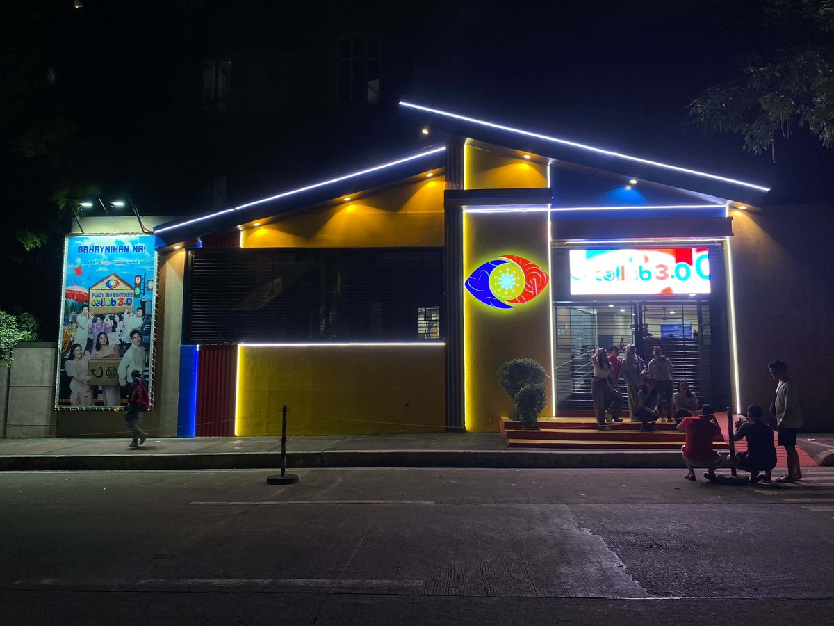 kowalerts's tweet photo. INSTANT GO-TO SPOT AGAD! 

Ang itsura ng bagong facade ng bagong bahay ni Kuya! ❤️💚💙 

Unang gabi pa lang ay may dumayo at nagpa picture na agad! ❤️

#PinoyBigBrother #PBBCollab30 https://t.co/dbDJv9ks2c