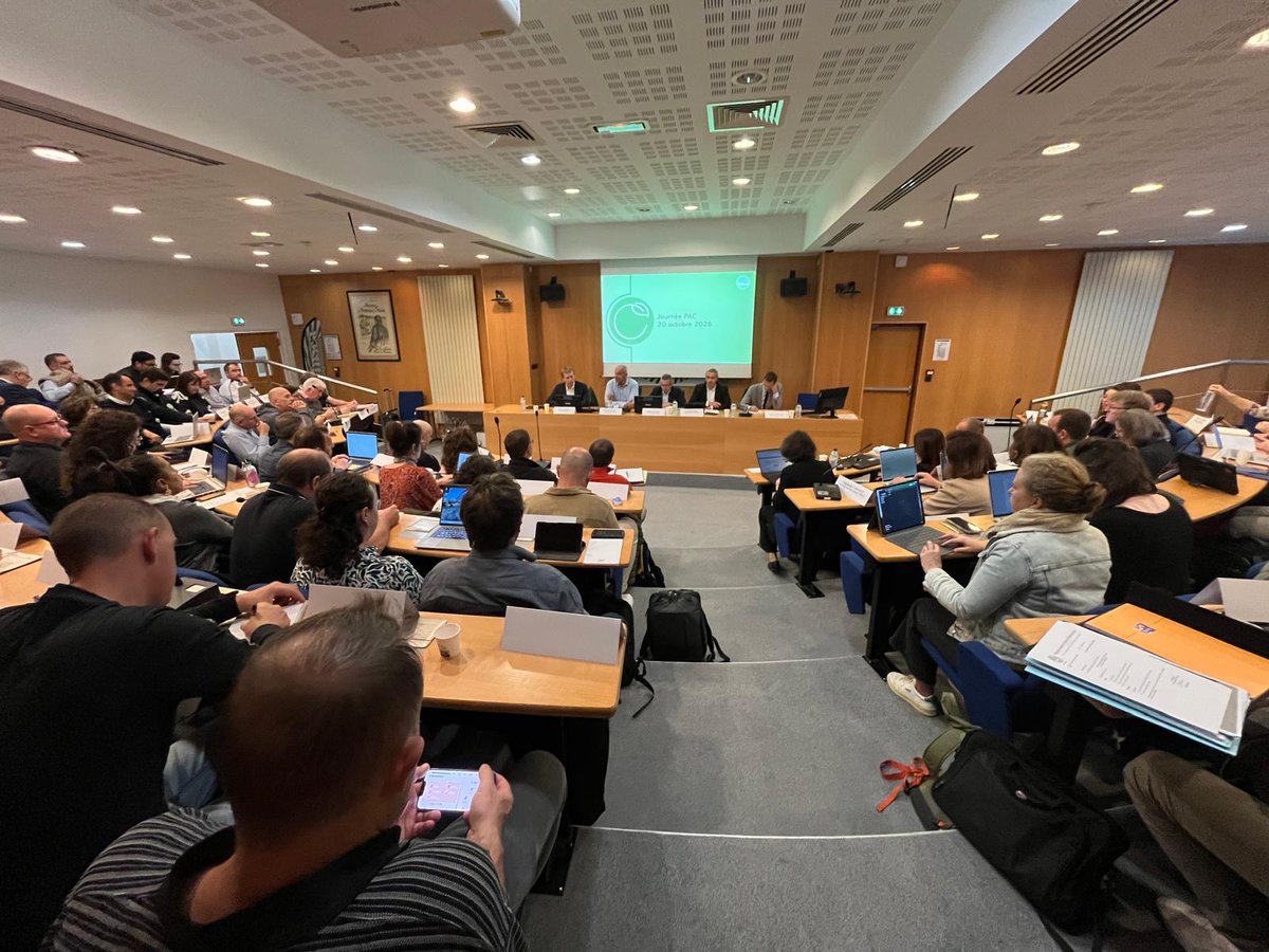FNSEA's tweet photo. La FNSEA fédère autour de la future programmation PAC.

Notre réseau travaille avec @ChambagriFrance, @JeunesAgri, le @COPACOGECA et la DGPE autour de 3 priorités : revenu, gestion des risques et investissements.

Objectif : porter une position commune pour produire et investir. https://t.co/wpV7rC2dct